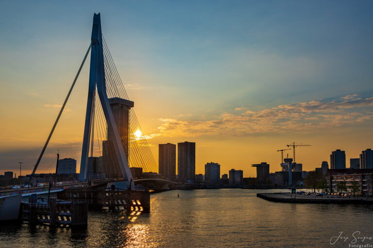 Zonsondergang bij de Erasmusbrug Rotterdam