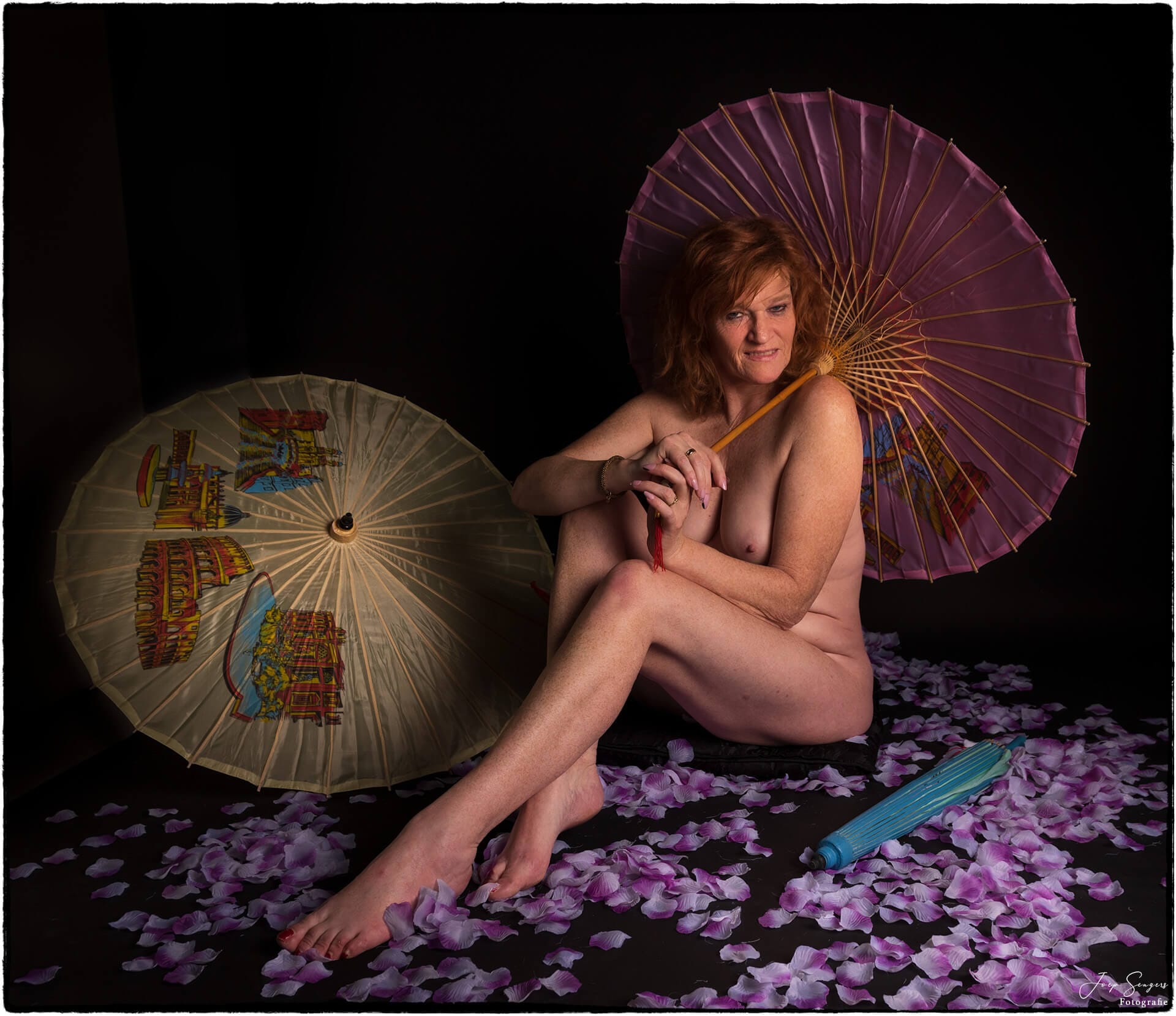 Helly naakt met paraplu's